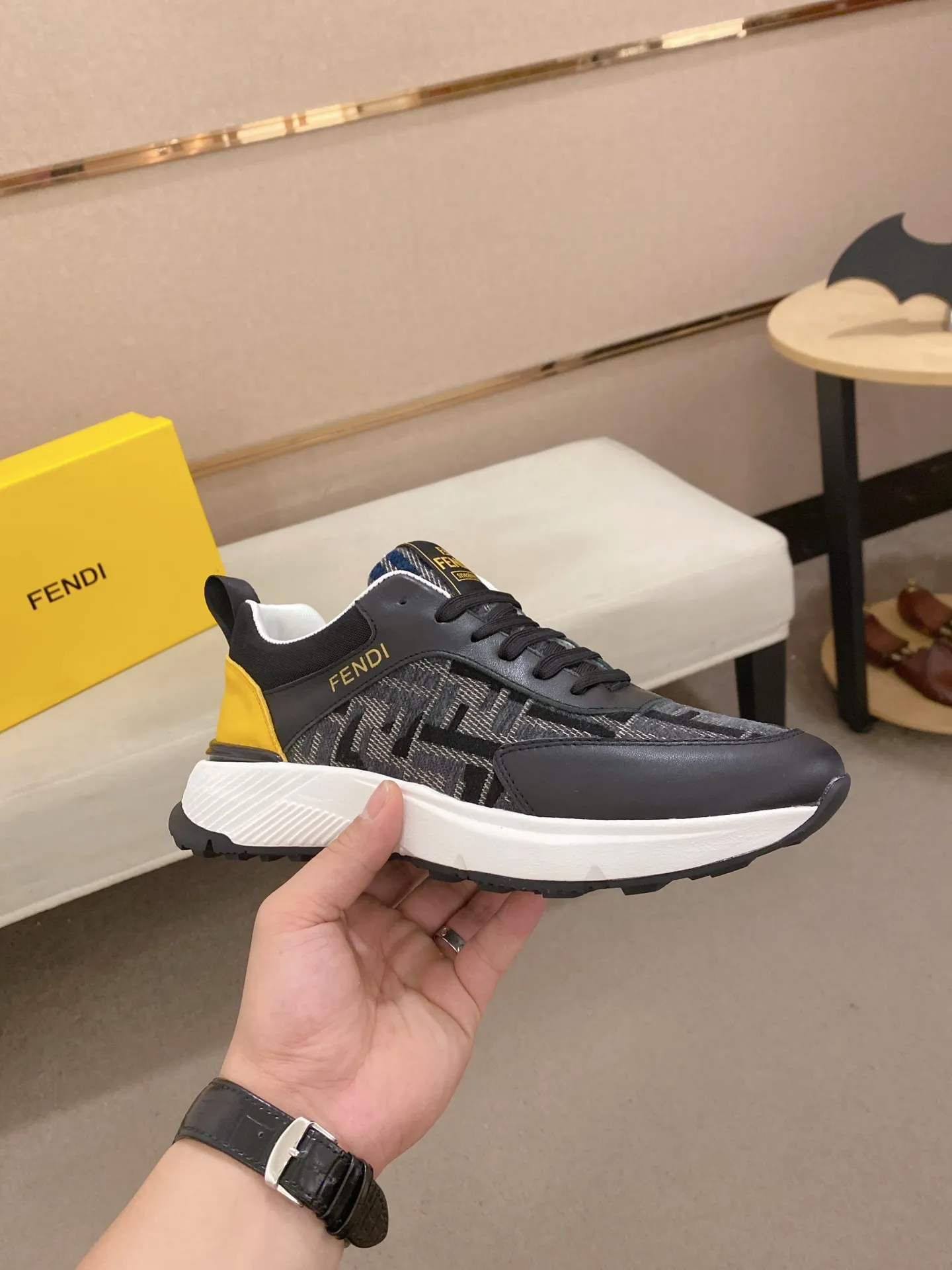 Men's shoes 💰 462💰 (FENDI) New style 👊🏻 upper 🇮🇹 imported cowhide fabric 🇩🇪 lining imported sheepskin lining. The original outsole is molded to highlight the identity of every man, and the upper foot is stable and stable🚶🏻🚶🏻The high-end custom counters reproduce the original version📯No matter the wind or rain, the shoe last remains unchanged and can withstand the verification of time🔍️,🔵 Size: 38-44 (45 is custom-made and cannot be returned or exchanged